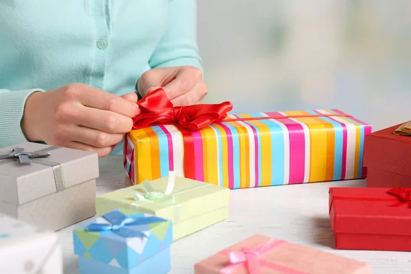 Rukou ženy balení dárků — Stock fotografie