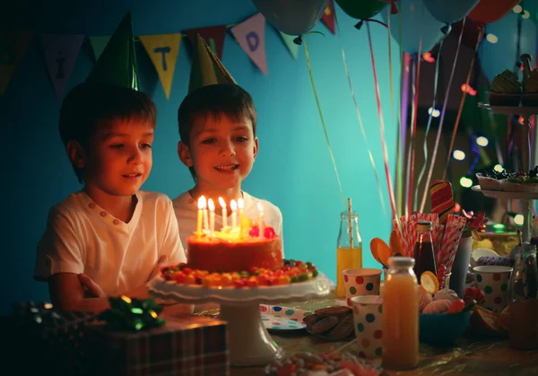 Близнюки з тортами на день народження — стокове фото