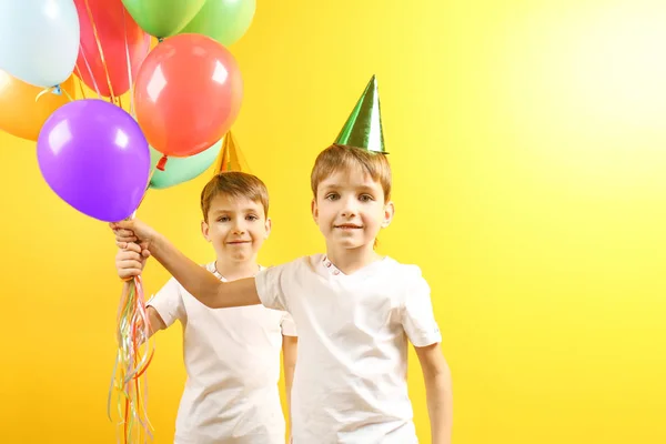 Leuke Verjaardag Jongens Met Kleurrijke Ballonnen Gele Achtergrond — Stockfoto