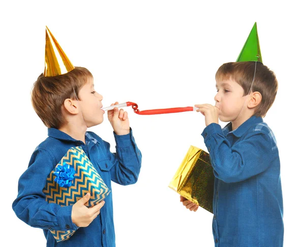 Leuke Verjaardag Jongens Met Partij Fluitjes Presenteert Witte Achtergrond — Stockfoto