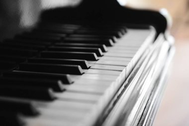 Siyah klasik piyano tuşları