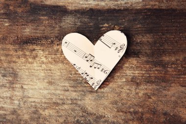 Kağıt kalp ile müzik notlar