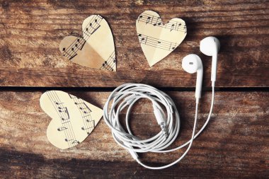 Kağıt kalpleri ile müzik notlar 