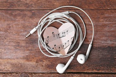 Kağıt kalpler müzik notlar ve kulaklık 