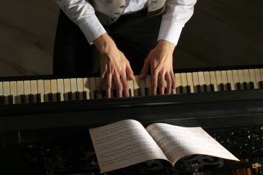 Eller piyano çalıyor.