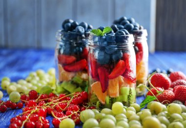 kavanoz meyve ve çilek ile