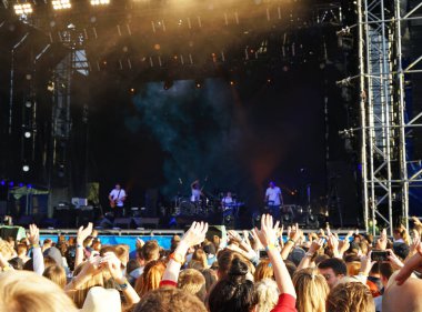 Kalabalık fanlar açık hava müzik konserinde
