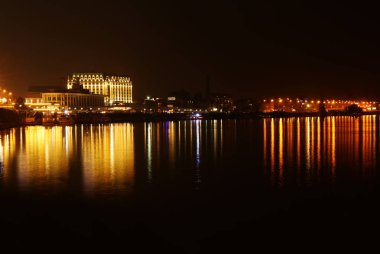 gece cityscape parlak ışıklar ile