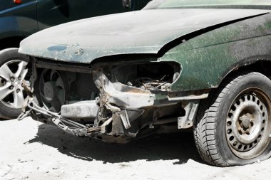 Yok edilmiş araba, yakın