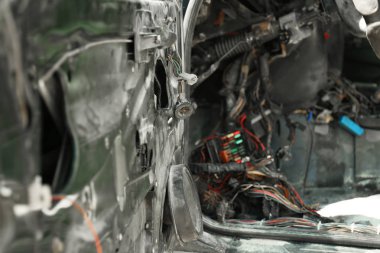 Yok edilmiş araba, yakın