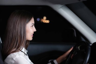 güzel kız sürüş araba