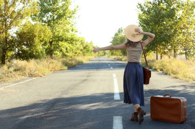 genç kadın otostop  