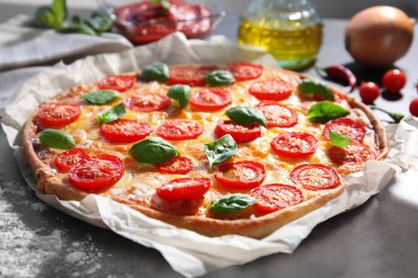 Lezzetli pizza domates ile