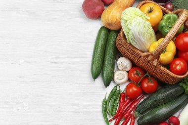 Tahta masada taze sebzeler.