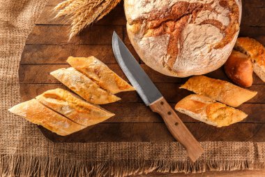 Tahta masada taze ekmek.