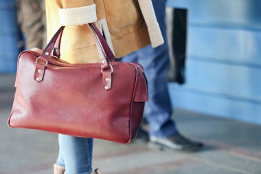 Kadın tren istasyonunda 