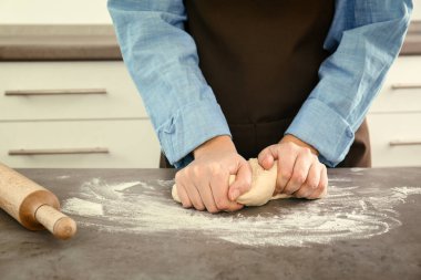 kadın hamur yoğurma eller