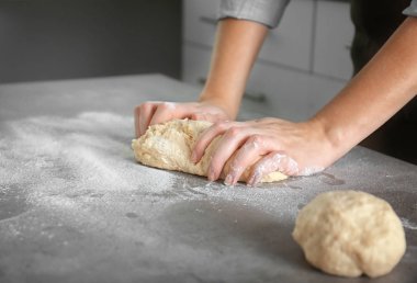 kadın hamur yoğurma eller