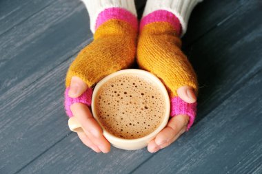 Erkek kahve tutan eller