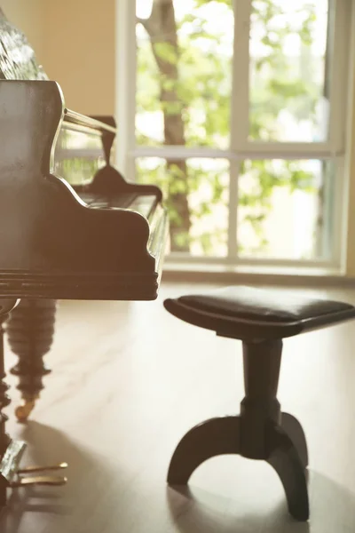 Klassieke piano en stoel — Stockfoto