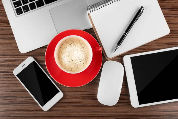 Escritorio de oficina con café y accesorios — Foto de Stock