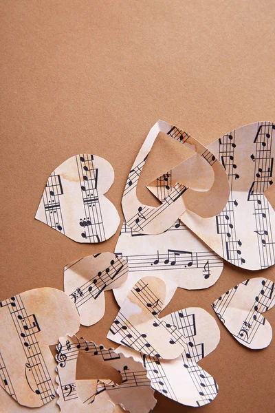 Corações de papel com notas musicais — Fotografia de Stock
