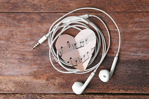 Kağıt kalpler müzik notlar ve kulaklık — Stok fotoğraf