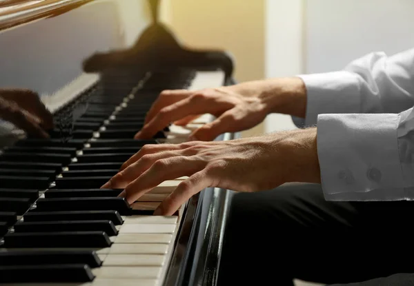 Mãos tocando piano — Fotografia de Stock