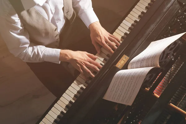 Mãos tocando piano — Fotografia de Stock