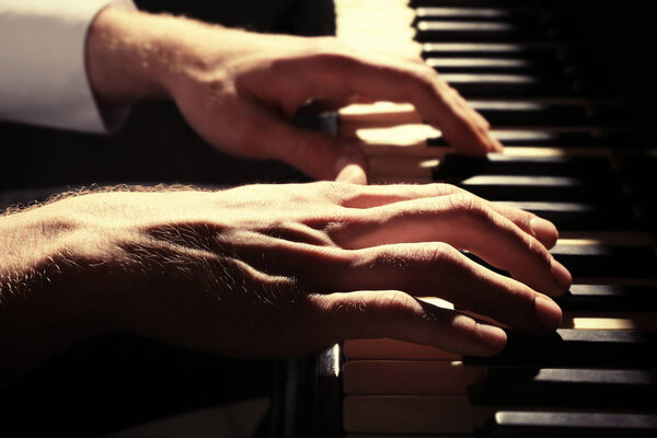 hands playing piano