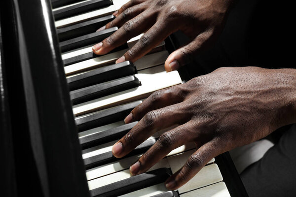 hands playing piano