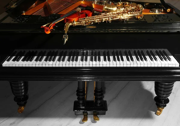 색소폰과 피아노와 바이올린 — 스톡 사진