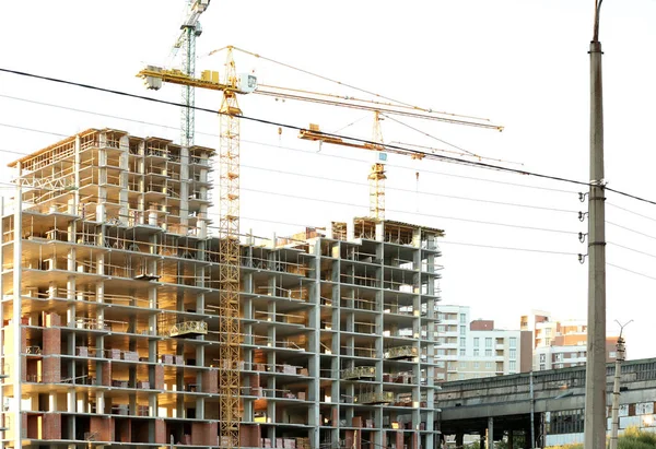 Gruas de construção e construção — Fotografia de Stock