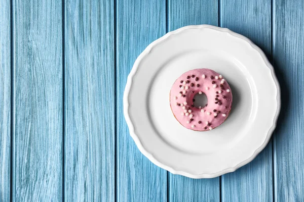 Prato com delicioso donut — Fotografia de Stock