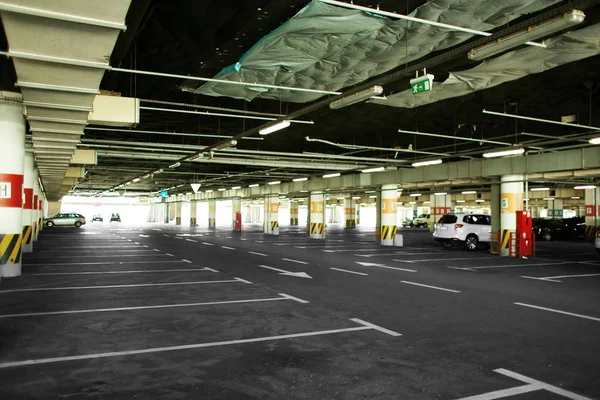 Підземний авто паркування — стокове фото