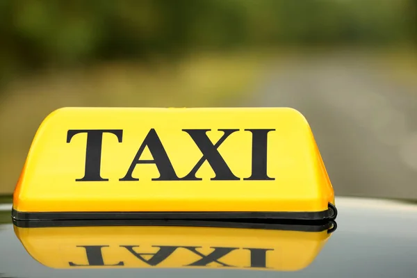 Автомобіль таксі на дорозі — стокове фото