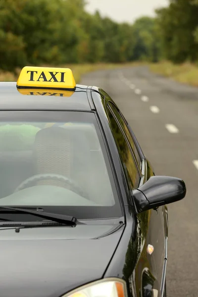 Taxi bil på väg — Stockfoto