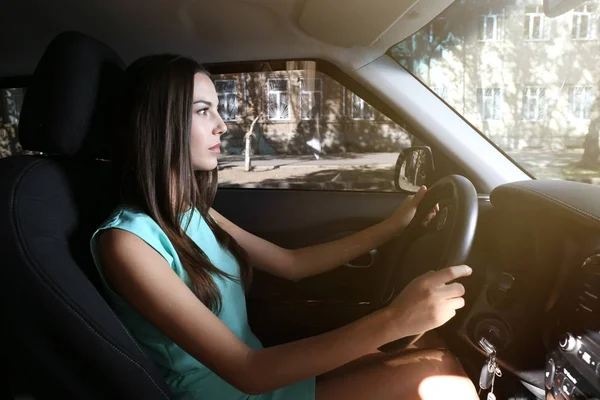 Hermosa chica conduciendo coche — Foto de Stock