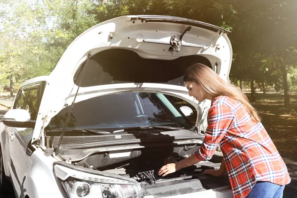 Volwassen Vrouw Haar Witte Auto Repareren — Stockfoto