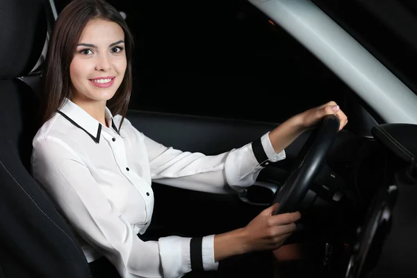 Hermosa chica conduciendo coche — Foto de Stock