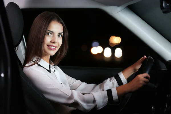 Mooi meisje-rijdende auto — Stockfoto