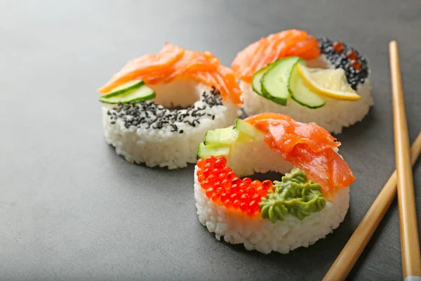 Donuts de sushi em mesa texturizada cinza — Fotografia de Stock