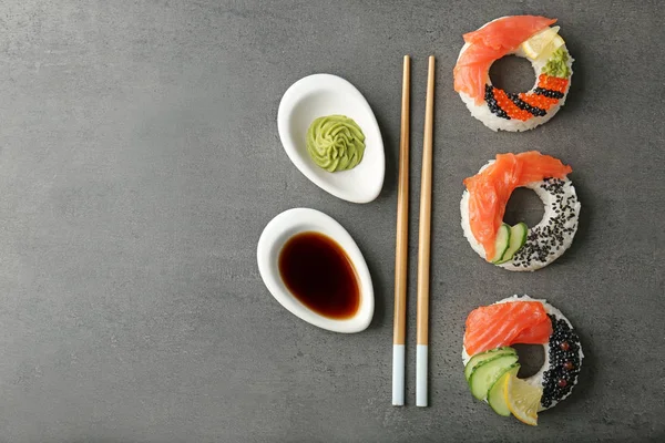 Donuts de sushi em mesa texturizada cinza — Fotografia de Stock