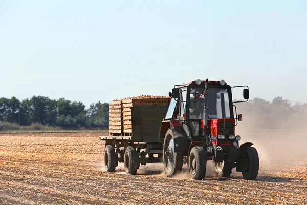 Moderne landwirtschaftliche Geräte im Feld — Stockfoto