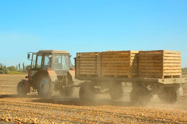 Moderne attrezzature agricole in campo — Foto Stock