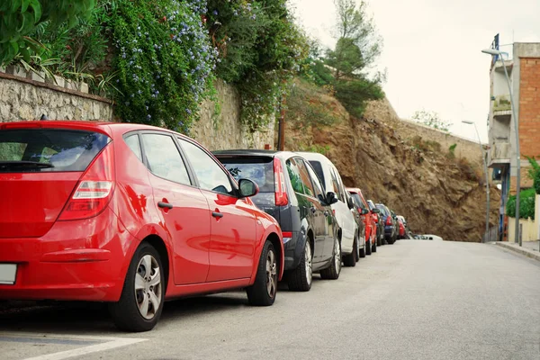 Auto parcheggiate sulla strada della città — Foto Stock