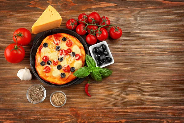 Heerlijke pizza met ingrediënten — Stockfoto