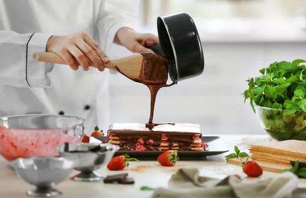 Confitero haciendo delicioso pastel — Foto de Stock