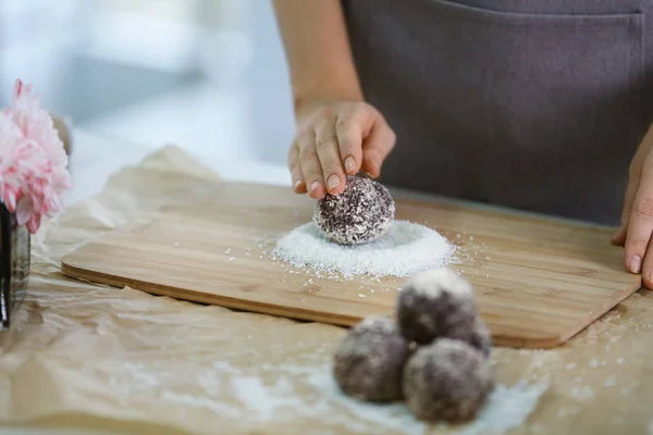 Konditorn att göra choklad dessert — Stockfoto