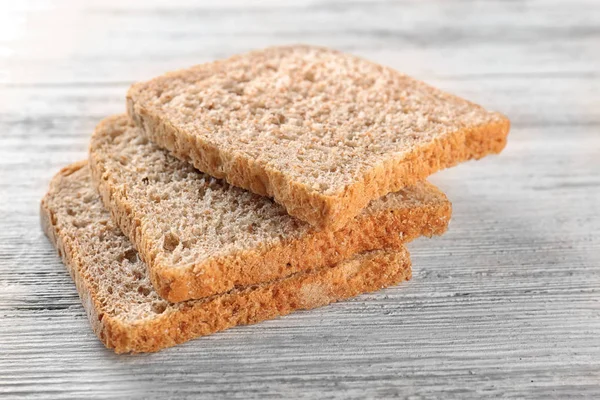 Frisches Brot in Scheiben geschnitten — Stockfoto